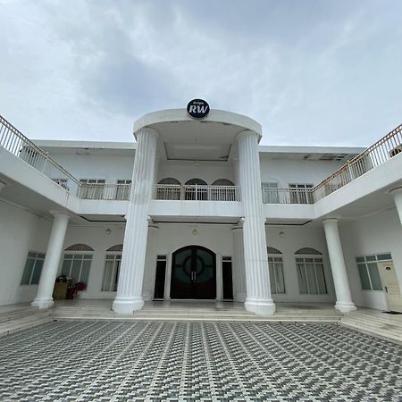 โอโย 1888 กรียา Rw Hotel Surakarta  ภายนอก รูปภาพ