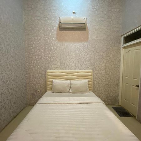 โอโย 1888 กรียา Rw Hotel Surakarta  ภายนอก รูปภาพ