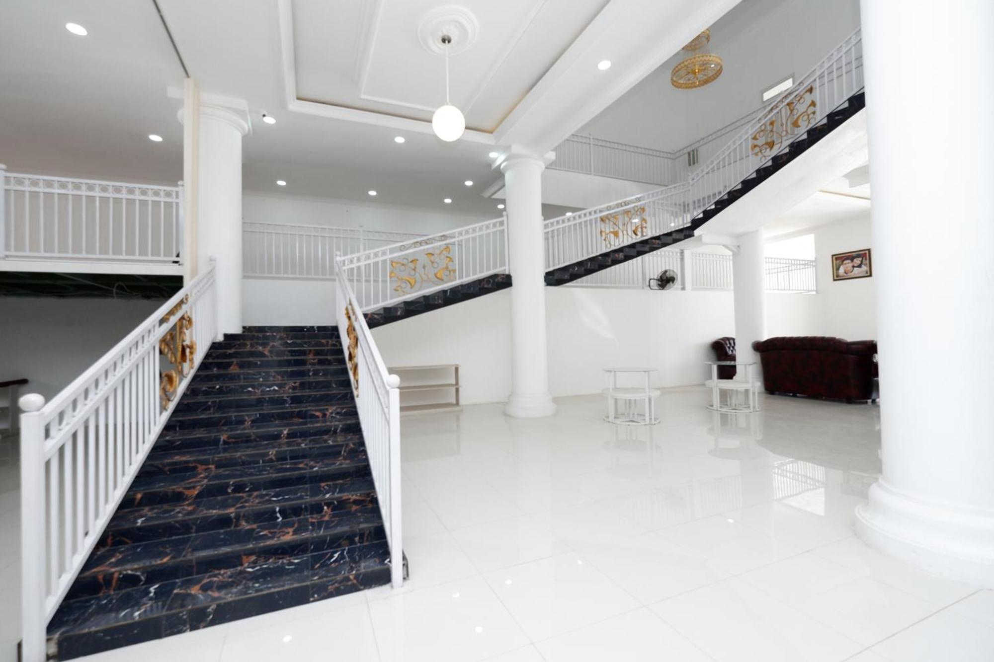 โอโย 1888 กรียา Rw Hotel Surakarta  ภายนอก รูปภาพ