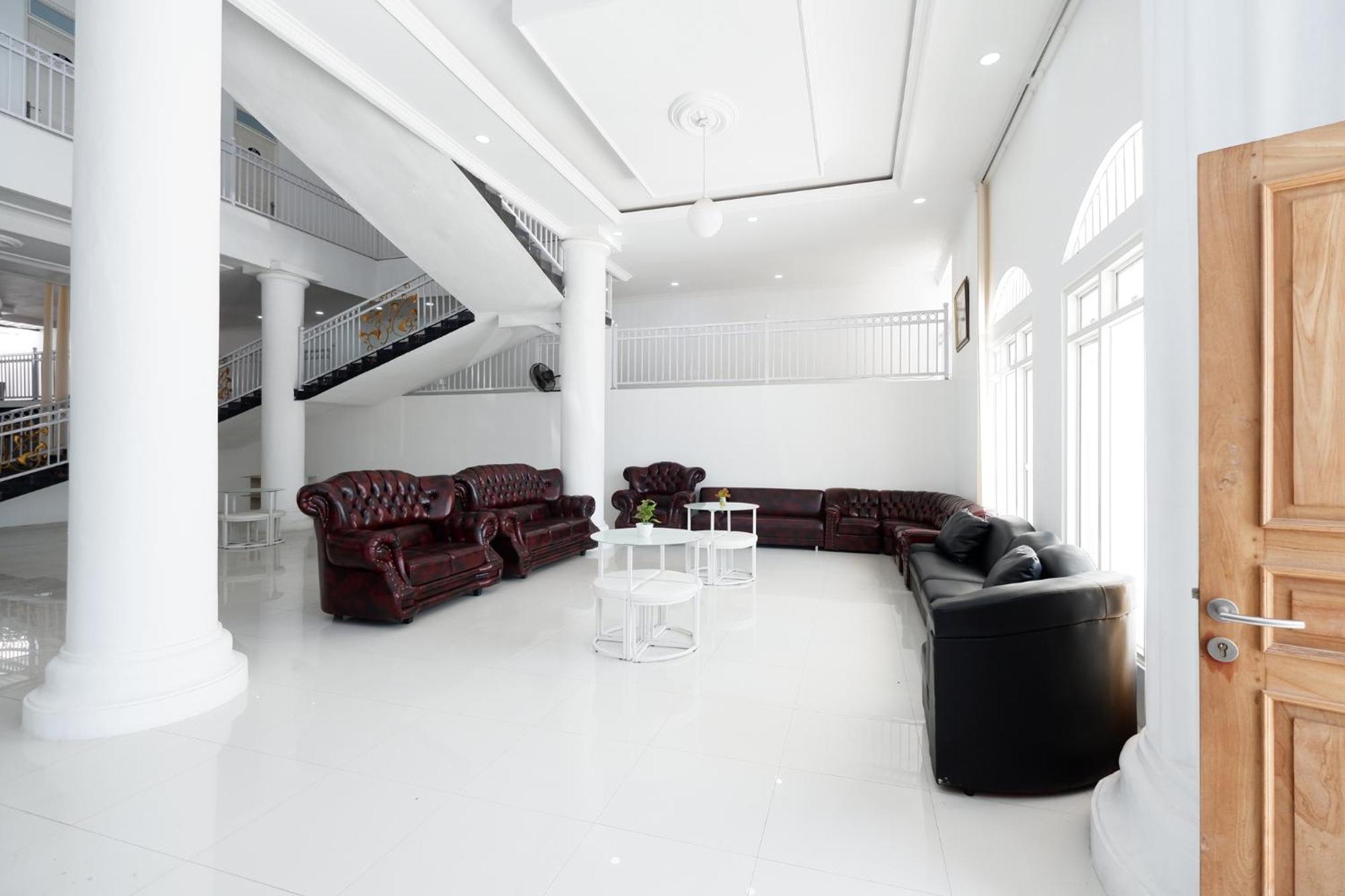 โอโย 1888 กรียา Rw Hotel Surakarta  ภายนอก รูปภาพ