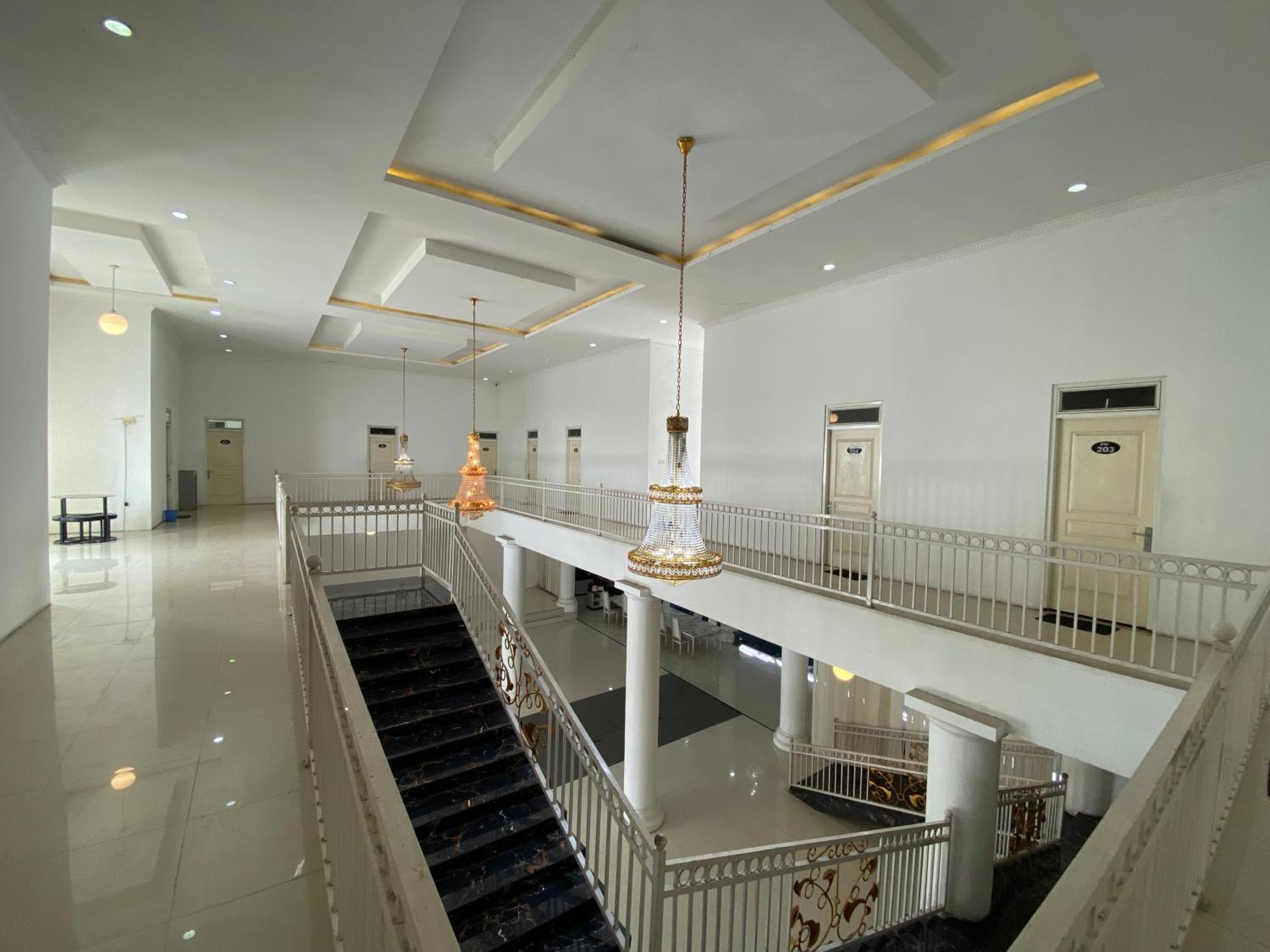 โอโย 1888 กรียา Rw Hotel Surakarta  ภายนอก รูปภาพ