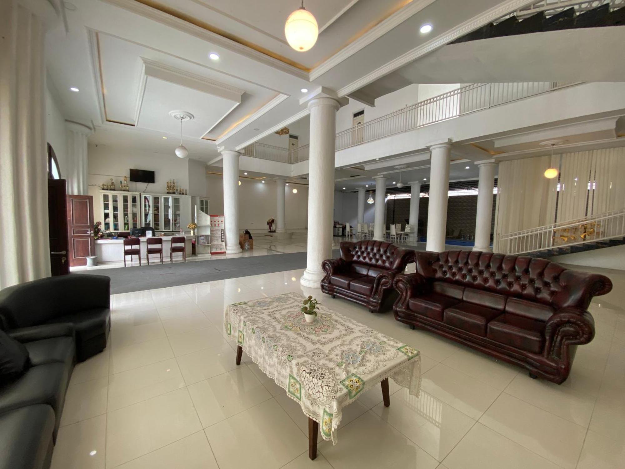 โอโย 1888 กรียา Rw Hotel Surakarta  ภายนอก รูปภาพ