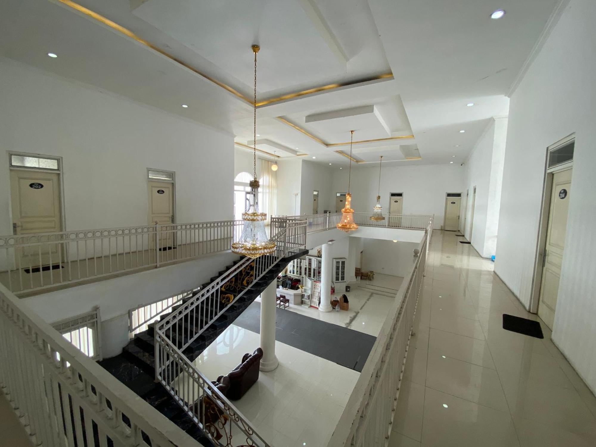 โอโย 1888 กรียา Rw Hotel Surakarta  ภายนอก รูปภาพ