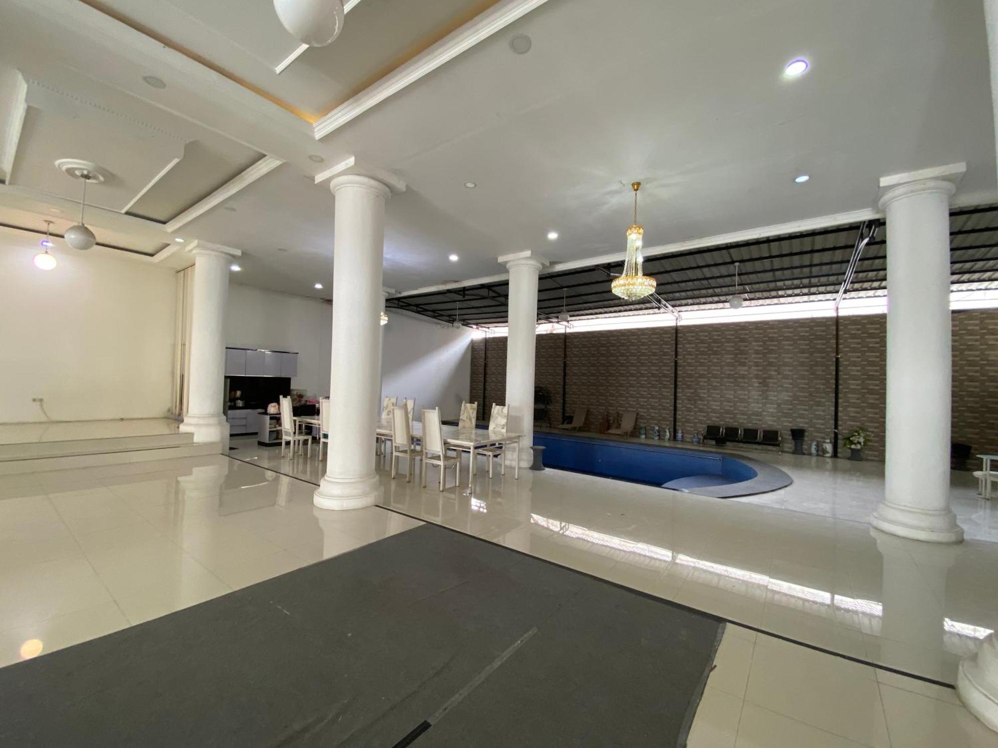 โอโย 1888 กรียา Rw Hotel Surakarta  ภายนอก รูปภาพ