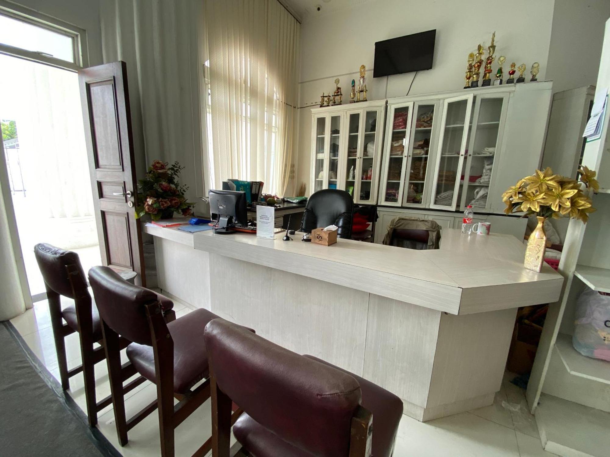 โอโย 1888 กรียา Rw Hotel Surakarta  ภายนอก รูปภาพ