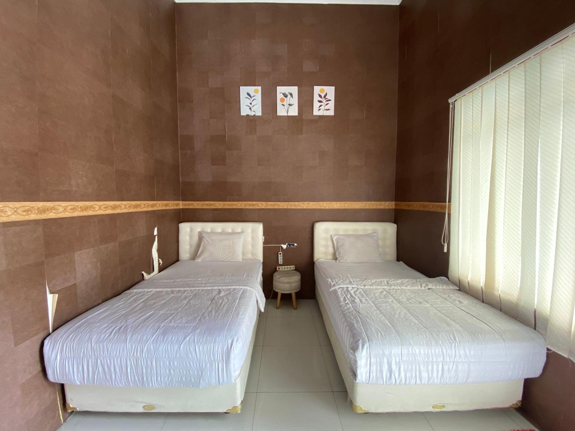 โอโย 1888 กรียา Rw Hotel Surakarta  ภายนอก รูปภาพ