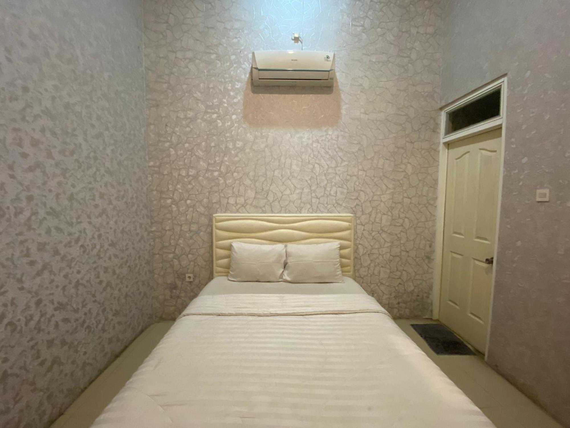 โอโย 1888 กรียา Rw Hotel Surakarta  ภายนอก รูปภาพ